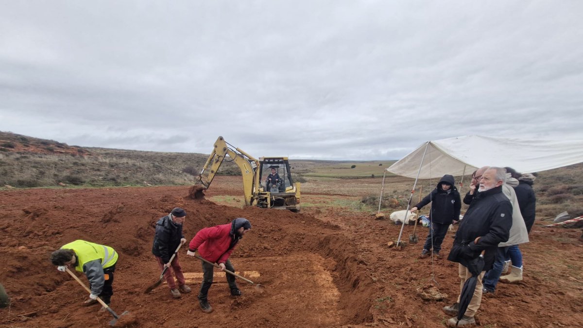 Inicio de los trabajos de excavación en la fosa de La Riba de Escalote (Soria).
