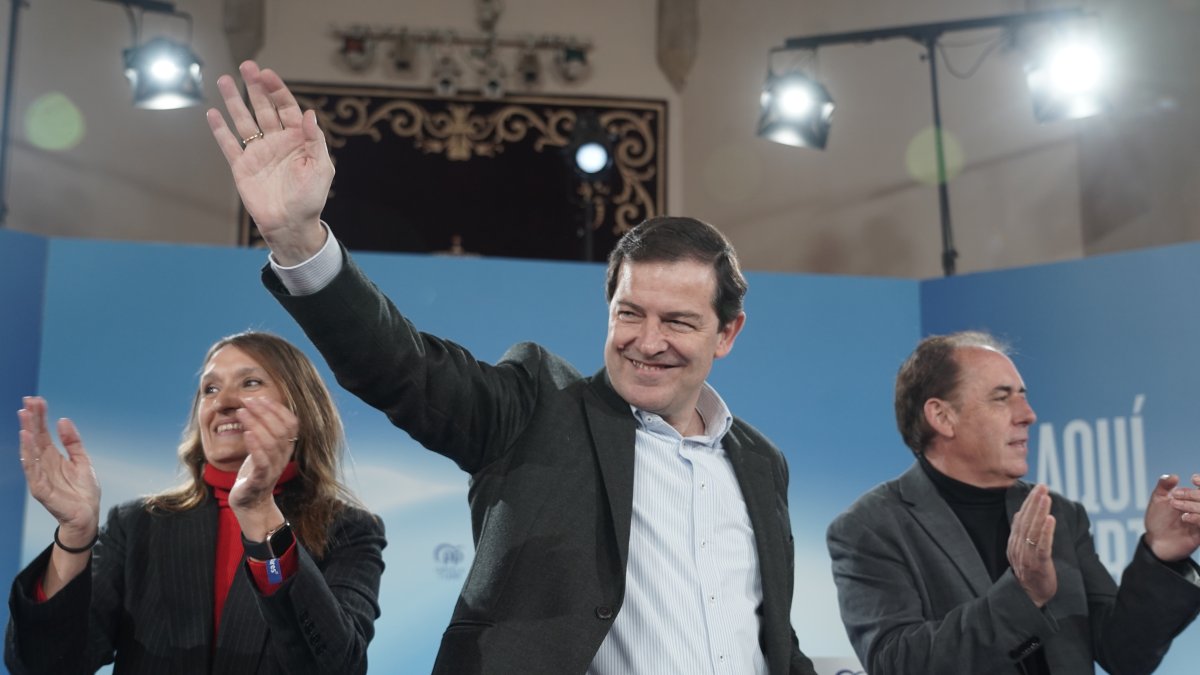 El candidato del Partido Popular de Castilla y León a la reelección como presidente de la Junta, Alfonso Fernández Mañueco, participa en un acto electoral en Soria junto a la candidata Rocío Lucas y el presidente del PP de Soria, Benito Serrano.