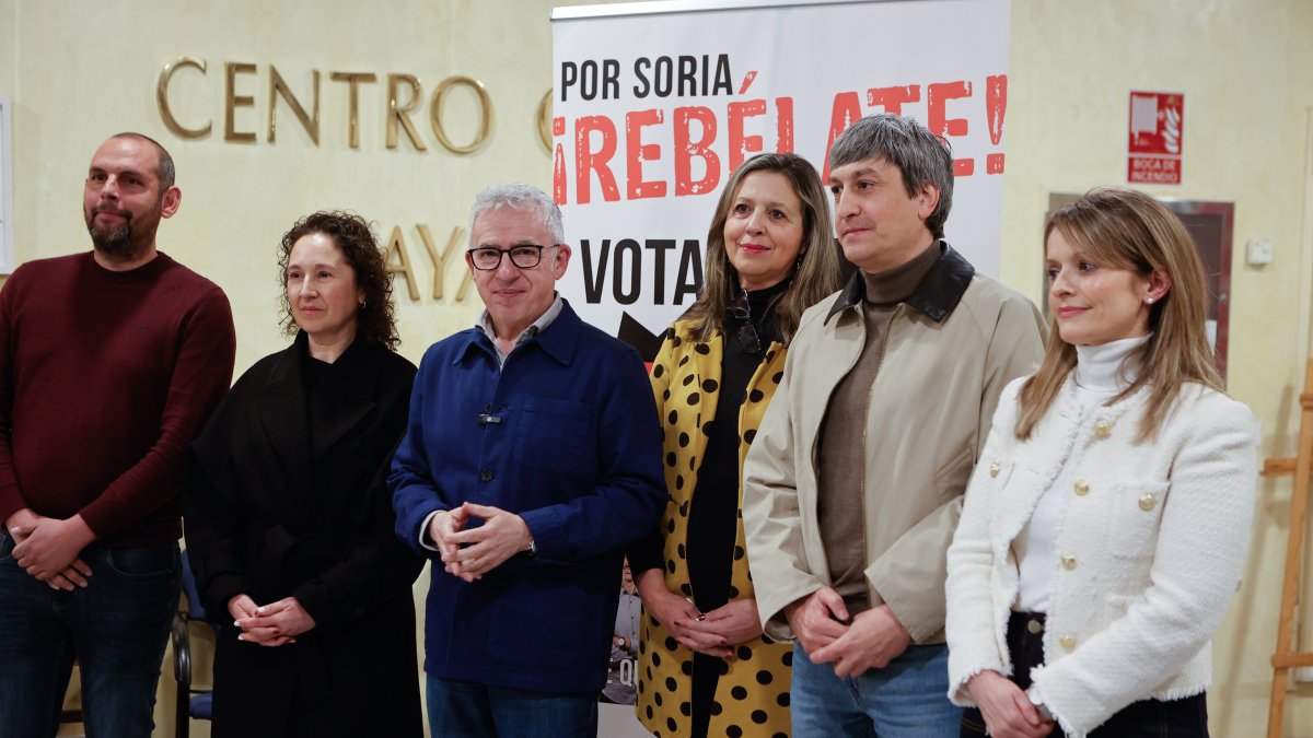 Los candidatos de de Soria ¡Ya! atienden a los medios minutos antes de comenzar su acto de campaña