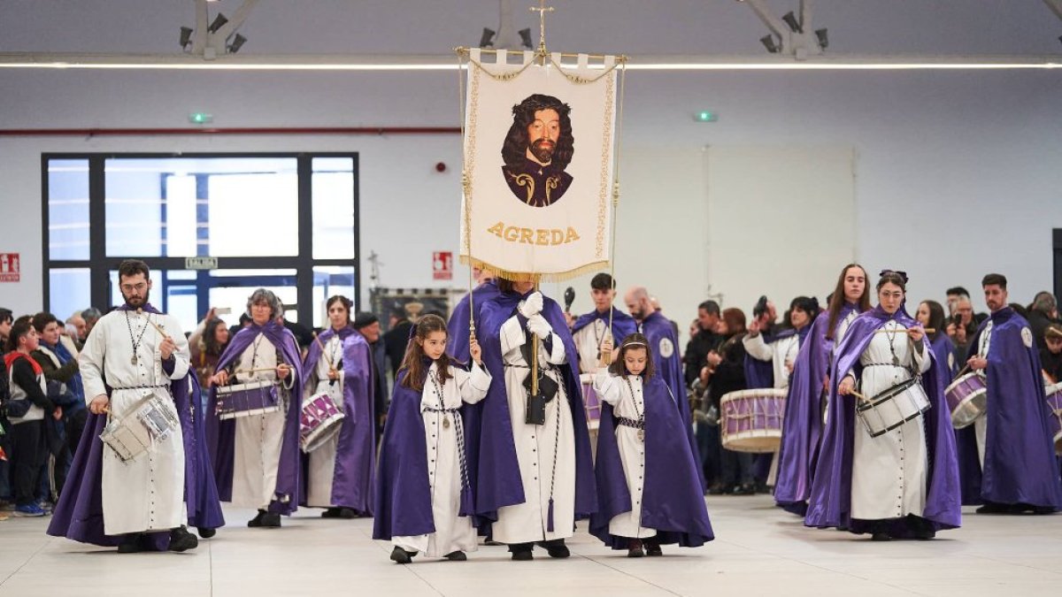 Integrantes de la cofradía de la Vera Cruz de Ágreda, haciendo entrada al centro cívico