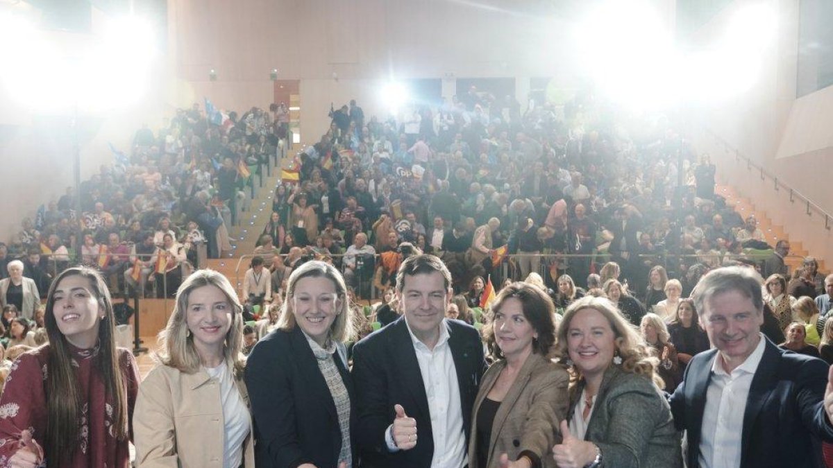 El candidato del PP a la reelección como presidente de la Junta, Alfonso Fernández Mañueco, clausura en Burgos un acto con motivo del Día Internacional de la Mujer.