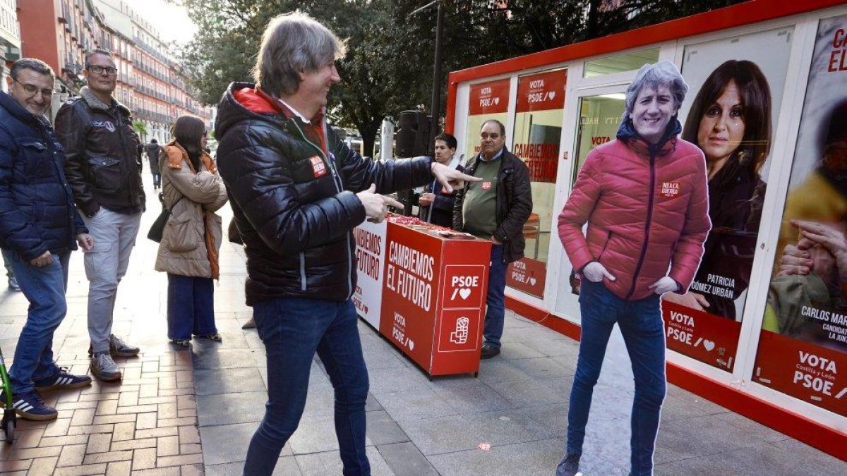 El candidato socialistas Carlos Martínez con una silueta suya, en Valladolid.