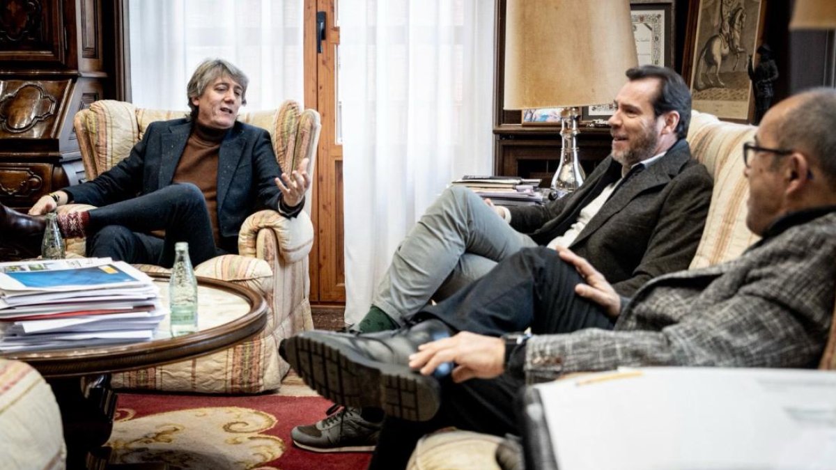 Óscar Puente, en el centro, junto a Carlos Martínez y Luis Rey.