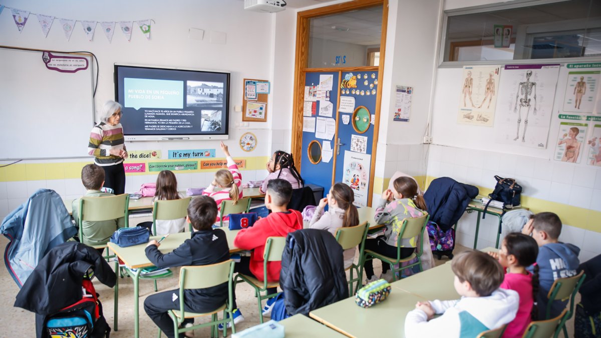 Pilar López, una de las abuelas que ha participado en la actividad realizada por el CEIP Infantes de Lara dentro de la efeméride del 8 de Marzo.