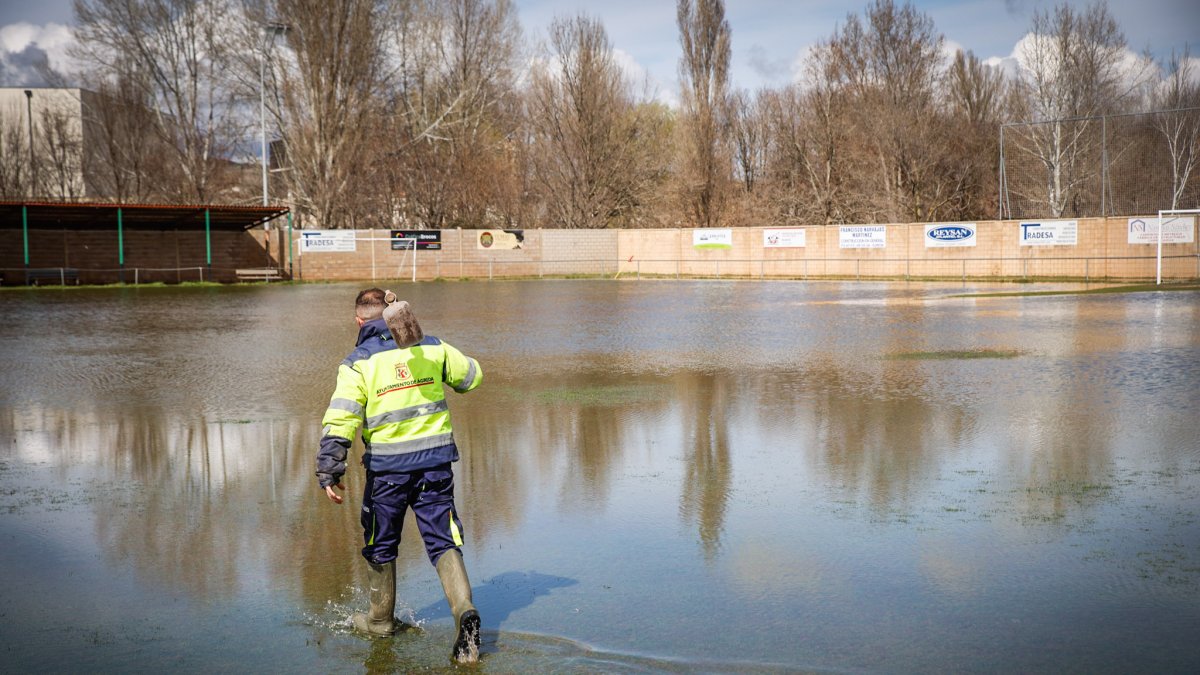 Situación actual del campo de fútbol de la localidad agredeña tras el temporal.