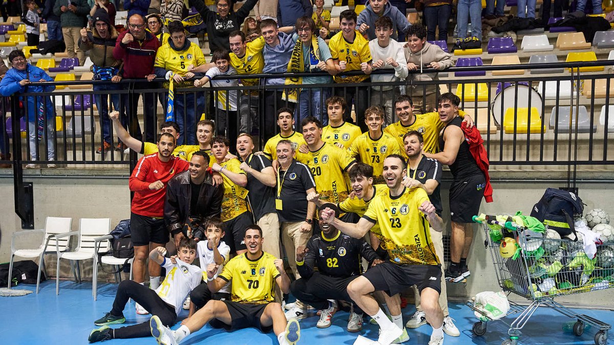 Alegría de los jugadores del BM Soria tras la importante victoria del sábado ante Alcobendas.