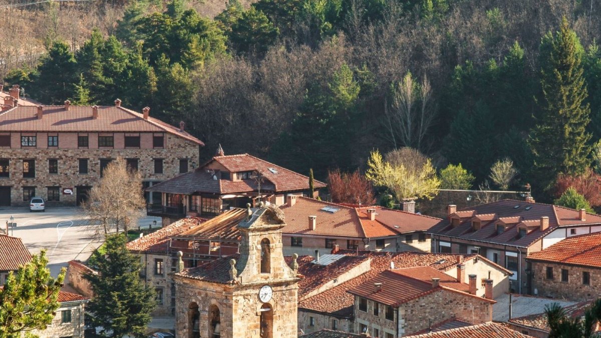 Sobre estas líneas, panorámica de Molinos de Duero.