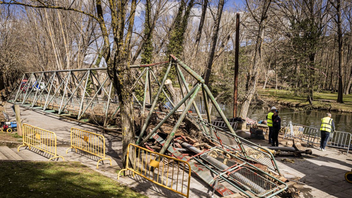 Retirada de la malograda pasarela sobre el río Duero