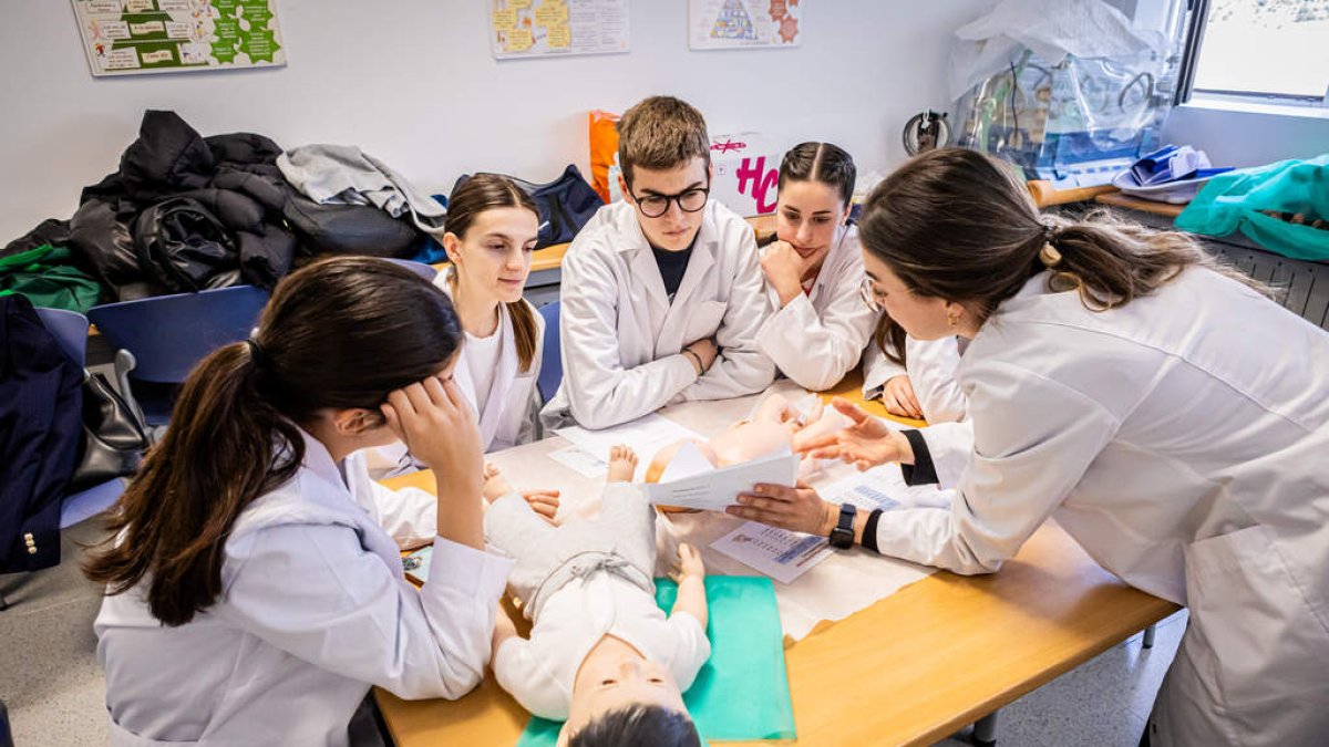 Los jóvenes conocen las instalaciones de su próxima carrera