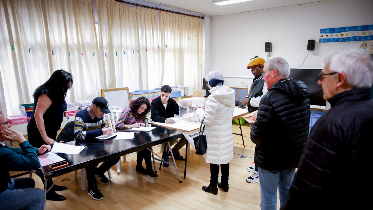 Votaciones en un colegio electoral de Soria, en la capital.