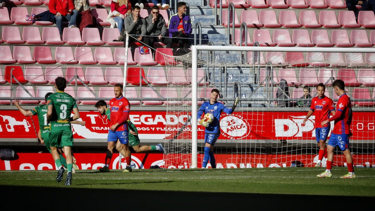 Iván Martínez saca el balón de su portería tras el tanto del Astorga.