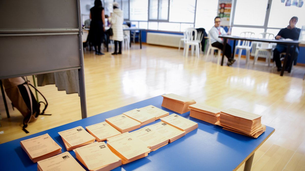 Papeletas de los 12 partidos que han concurrido a las elecciones de Castilla y León en Soria.
