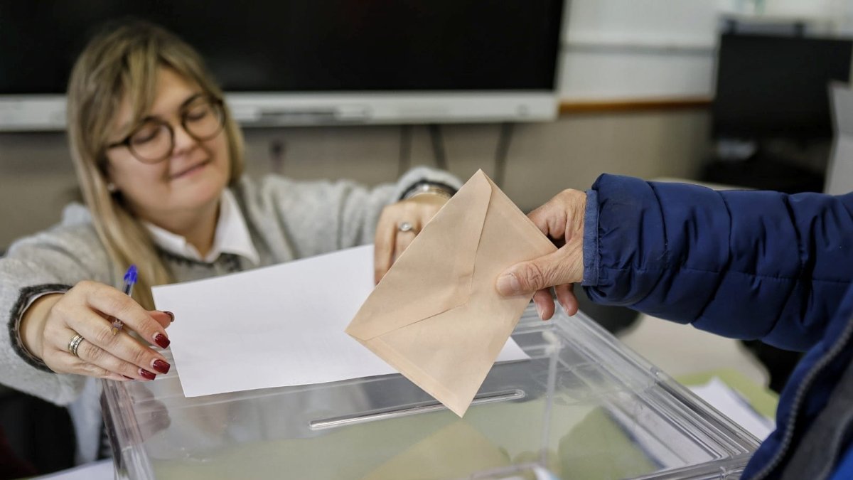 Votante en un colegio electoral de Soria.