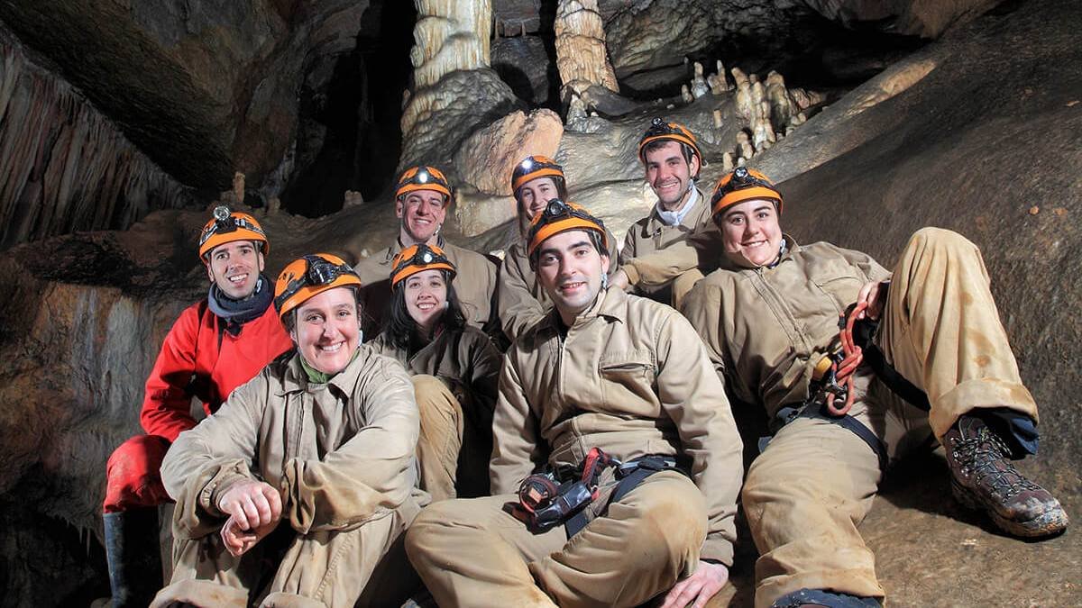Las rutas guiadas de espeleología permiten descubrir el mundo subterráneo con seguridad y material técnico especializado.