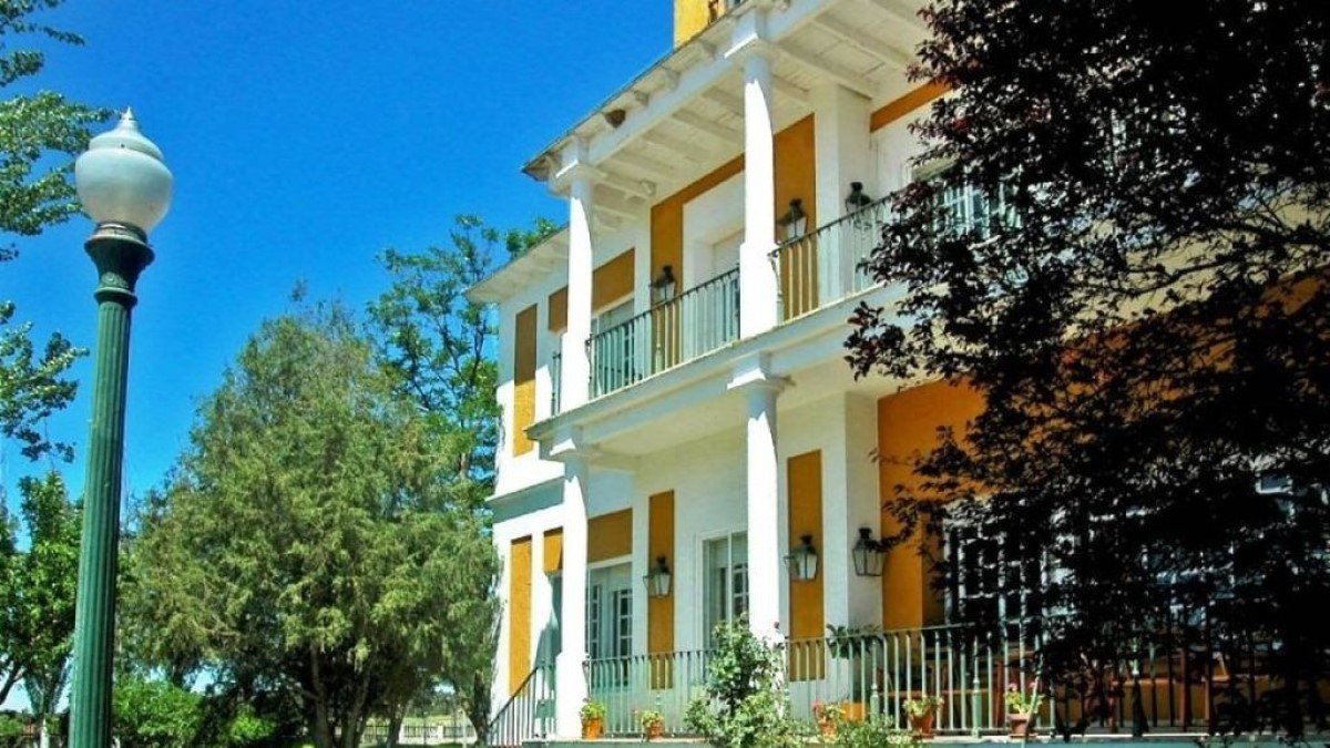 Exterior del hotel con encanto a la venta entre Gormaz y Quintanas de Gormaz.