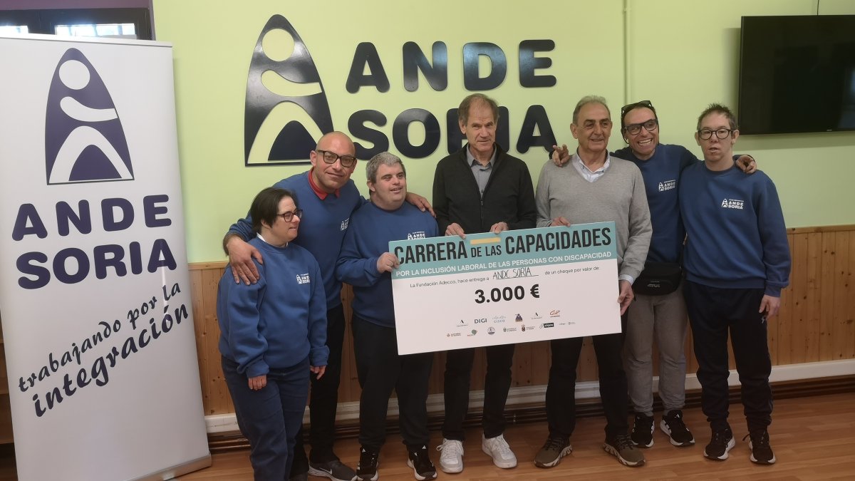 Abel Antón durante la entrega del cheque de 3.000 euros a Ande Soria