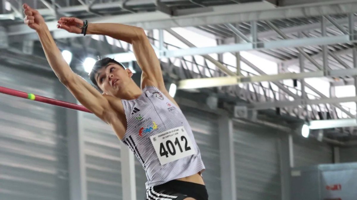 Álex González participa en la prueba de salto de altura.