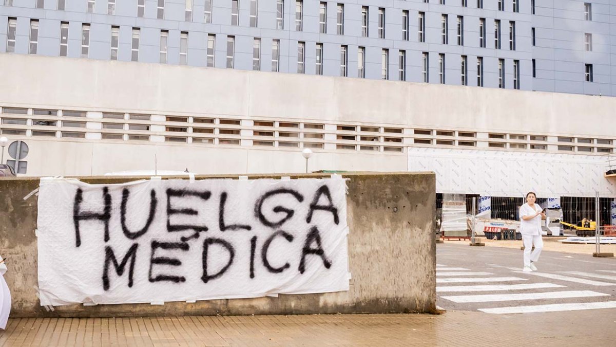 Los médicos se movilizan cada día en las puertas del Hospital Santa Bárbara.