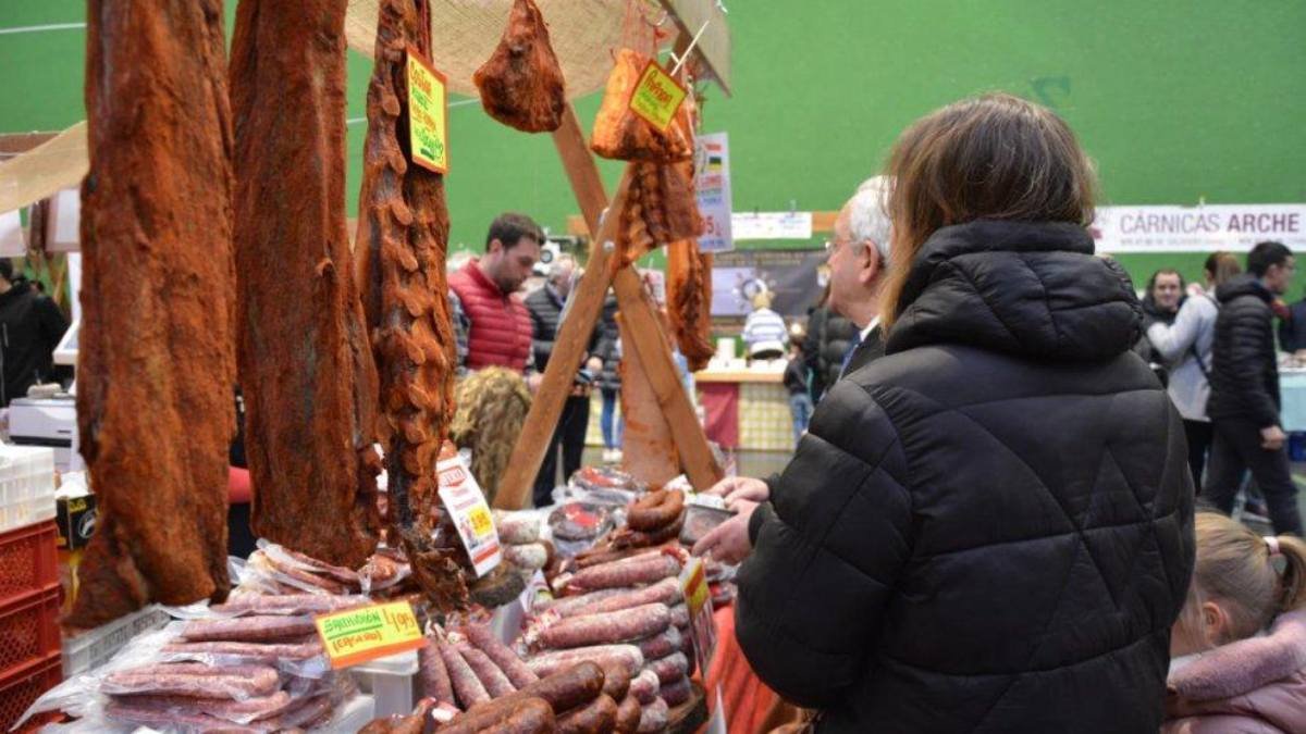 Ambiente en la Feria del Chorizo de Covaleda, donde los visitantes recorren los puestos de productores locales y descubren el embutido artesanal de Soria
