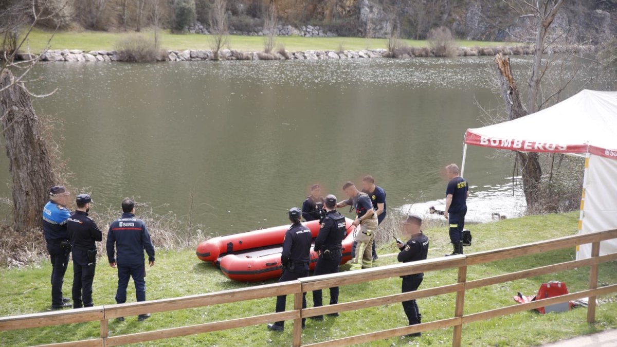 Bomberos y Policía Local y Nacional se preparan para el rescate del cuerpo sin vida hallado en aguas del Duero en Soria.