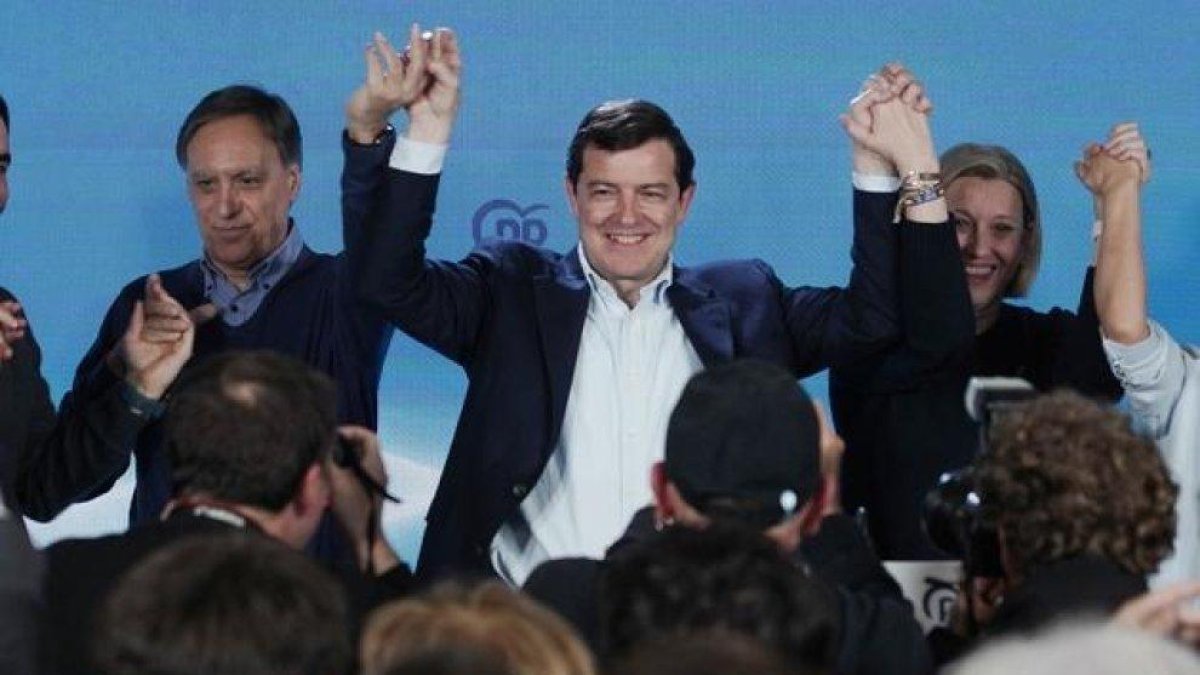 El líder del Partido Popular, Alfonso Fernández Mañueco, celebra la victoria en la noche electoral.