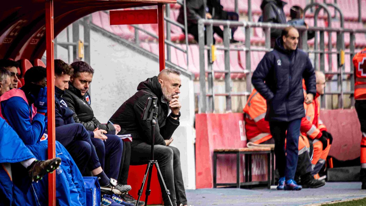 Ángel Rodríguez no se siente amenazado en el banquillo de Los Pajaritos tras los últimos resultados.