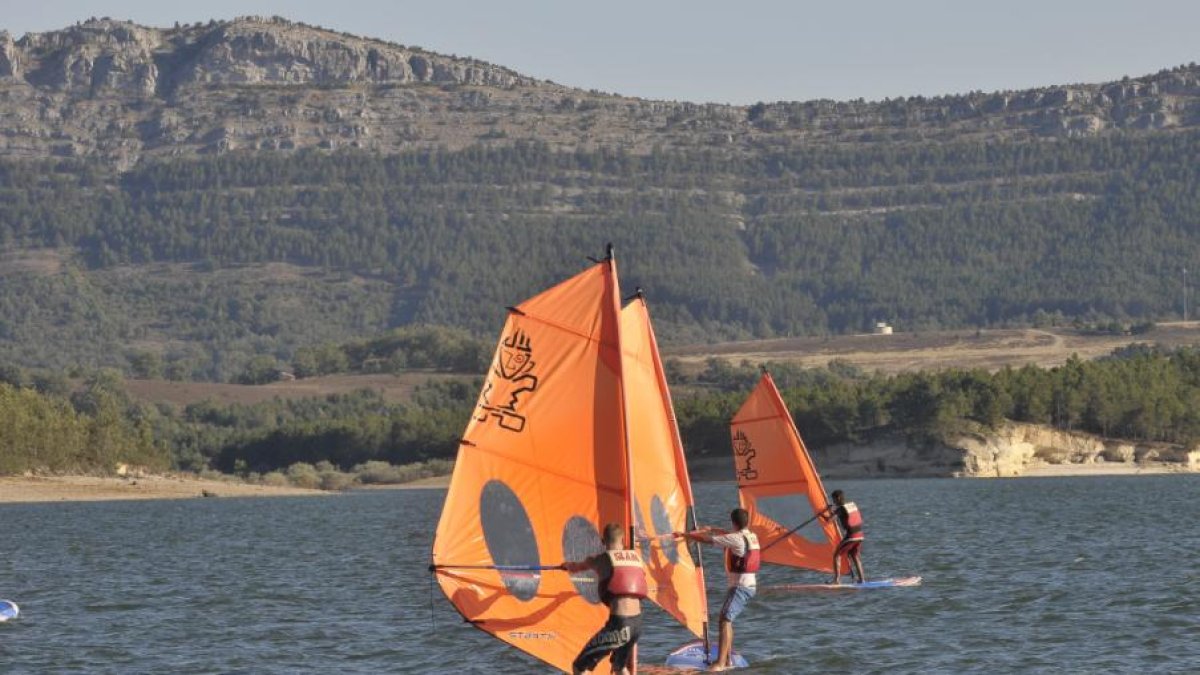 Imagen de archivo de un campamento juvenil en el embalse.