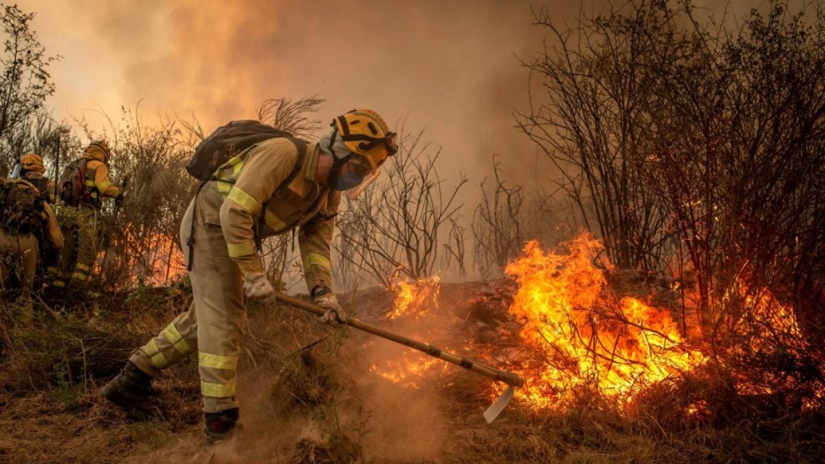 Un brigadista durante las labores de extinción de un incendio, imagen de archivo.