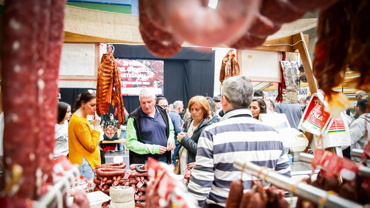 Ambiente festivo y gastronómico en el polideportivo de la localidad pinariega.