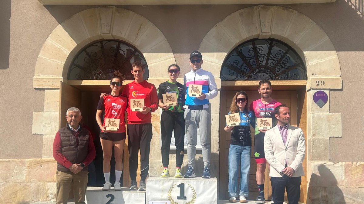 Podio masculino y femenino con los mejores en el Duatlón de Navaleno.