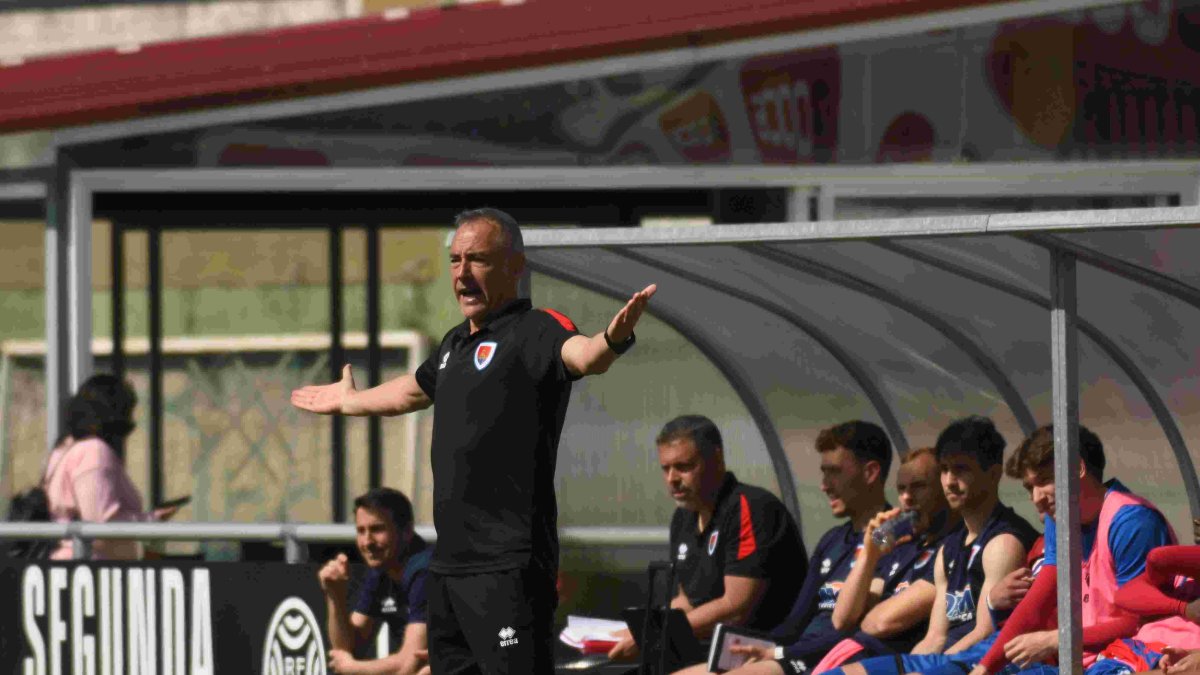 Ángel Rodríguez hace aspavientos en el banquillo de O Vao.