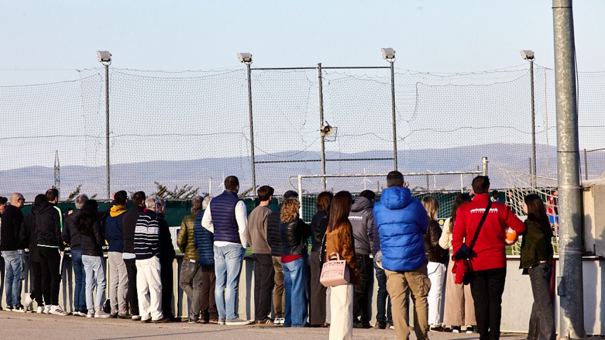 Aficionados siguiendo el partido del pasado sábado en la Ciudad Deportiva.
