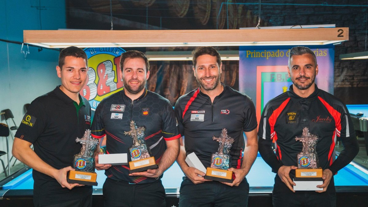 Javier del Santo, el segundo por la derecha, posa con el trofeo.