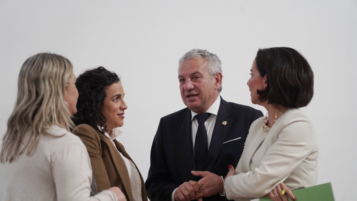 El delegado del Gobierno en Castilla y León, Nicanor Sen, junto con responsables de Muface y de farmacia