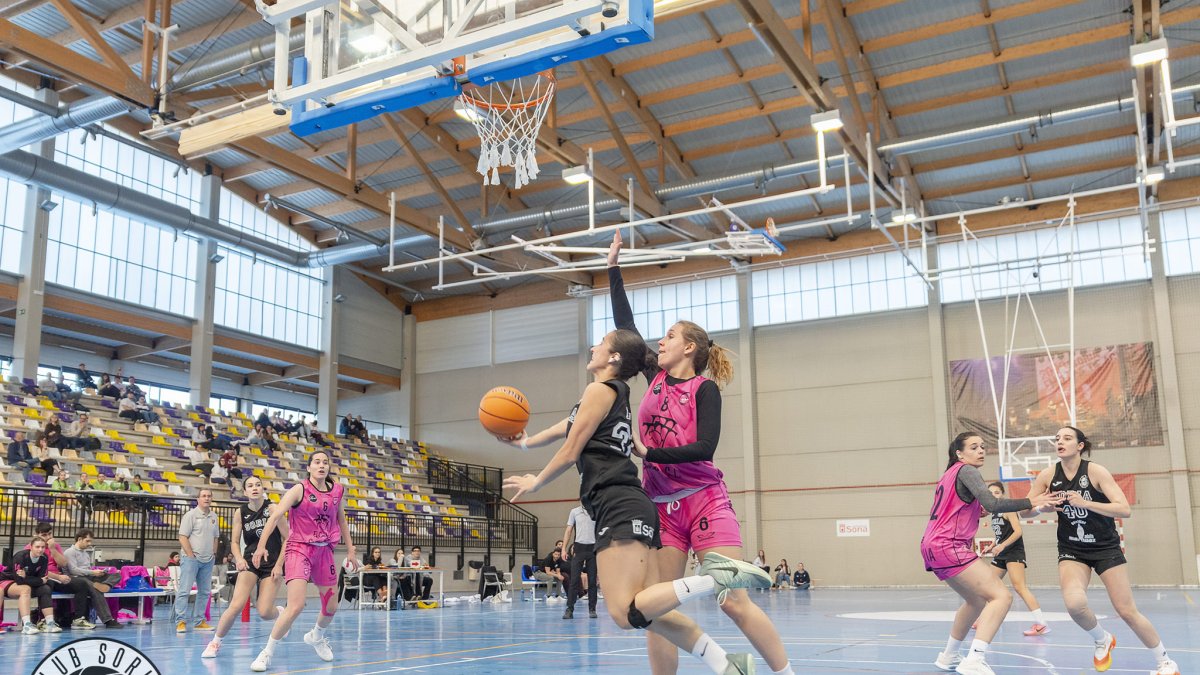 El equipo femenino del CSB durante un partido en el San Andrés.