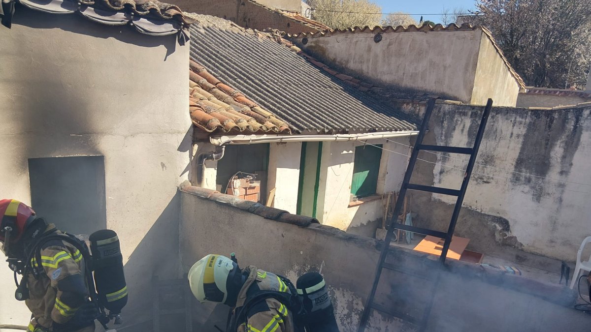 Los bomberos en la extinción del incendio de Almazán.