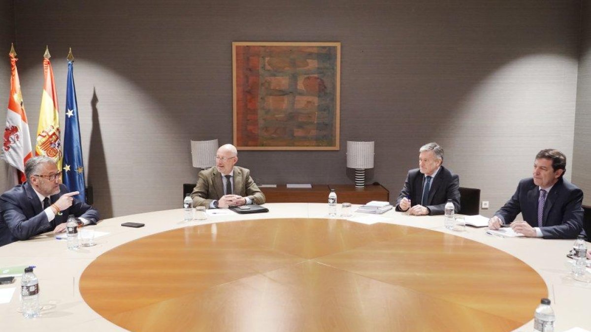 Reunión entre el PP y Vox con sus candidatos al frente, Alfonso Fernández Mañueco y Carlos Pollán.