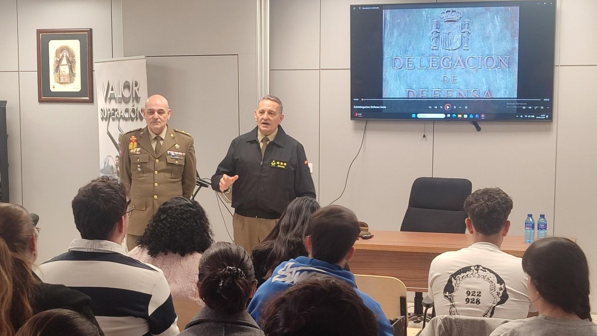 Charla del subdelegado de Defensa y el teniente coronel jefe de Administración Económica de la AGM.