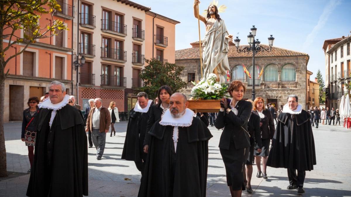 La procesión del Domingo de Resurrección pone fin a la Semana Santa con la imagen de Cristo Resucitado