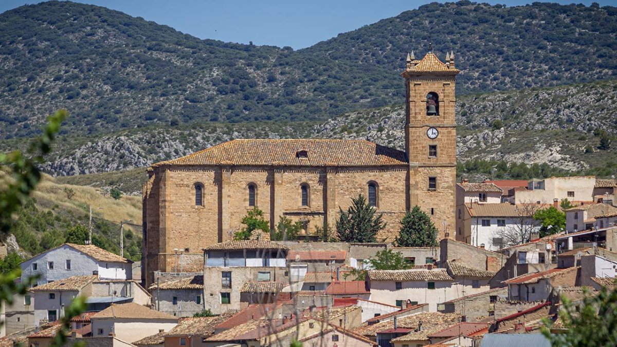 Al fondo, majestuosa iglesia de Deza.
