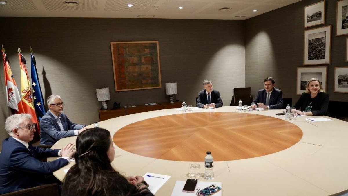 El presidente del Partido Popular de Castilla y León, Alfonso Fernández Mañueco, se reúne con Ángel Ceña de Soria Ya.