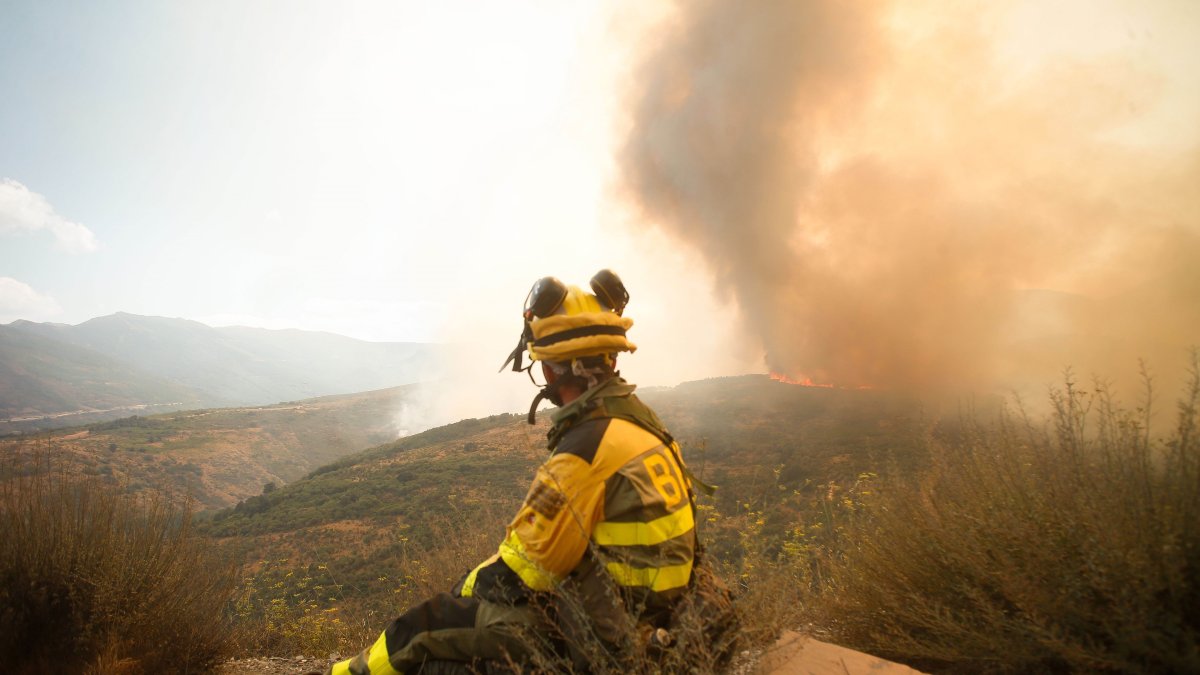 Un bombero observa el incendio forestal ocurrido en León en agosto de 2025