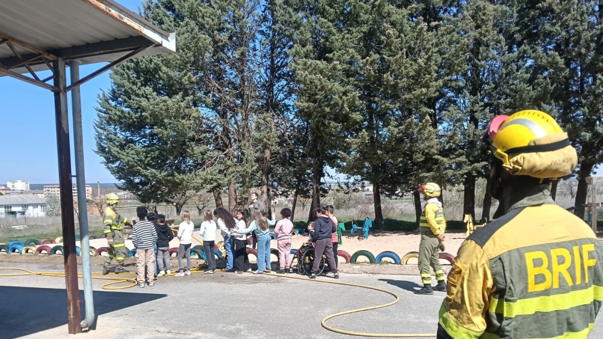 Miembros de la Brif con alumnos del colegio de Almazán.