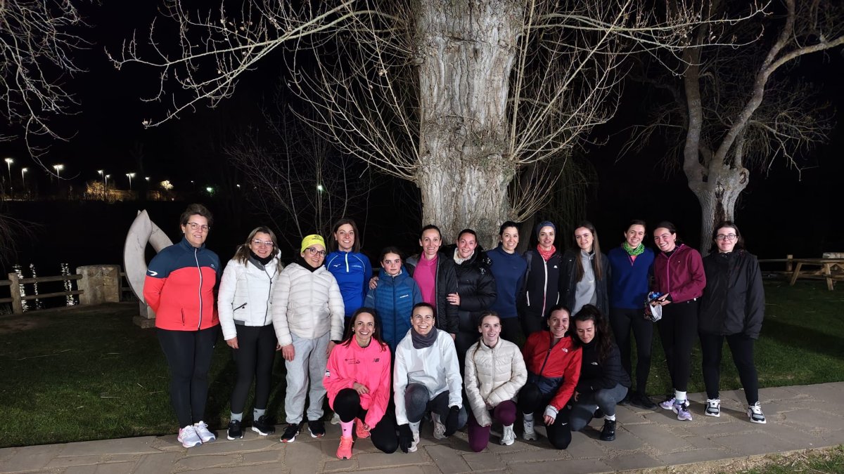 Grupo de mujeres que participaron en la quedada organizada por el C.A. Puente del Canto.