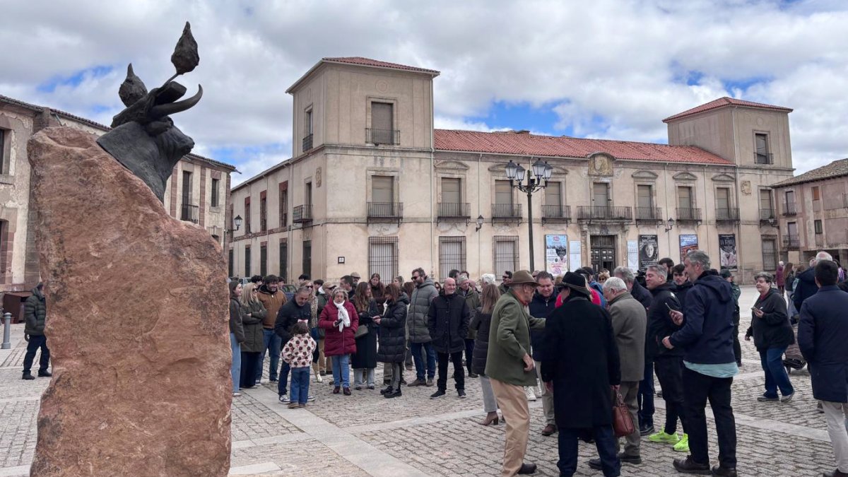Asistentes a la inauguración del escultura del Toro Jubilo.