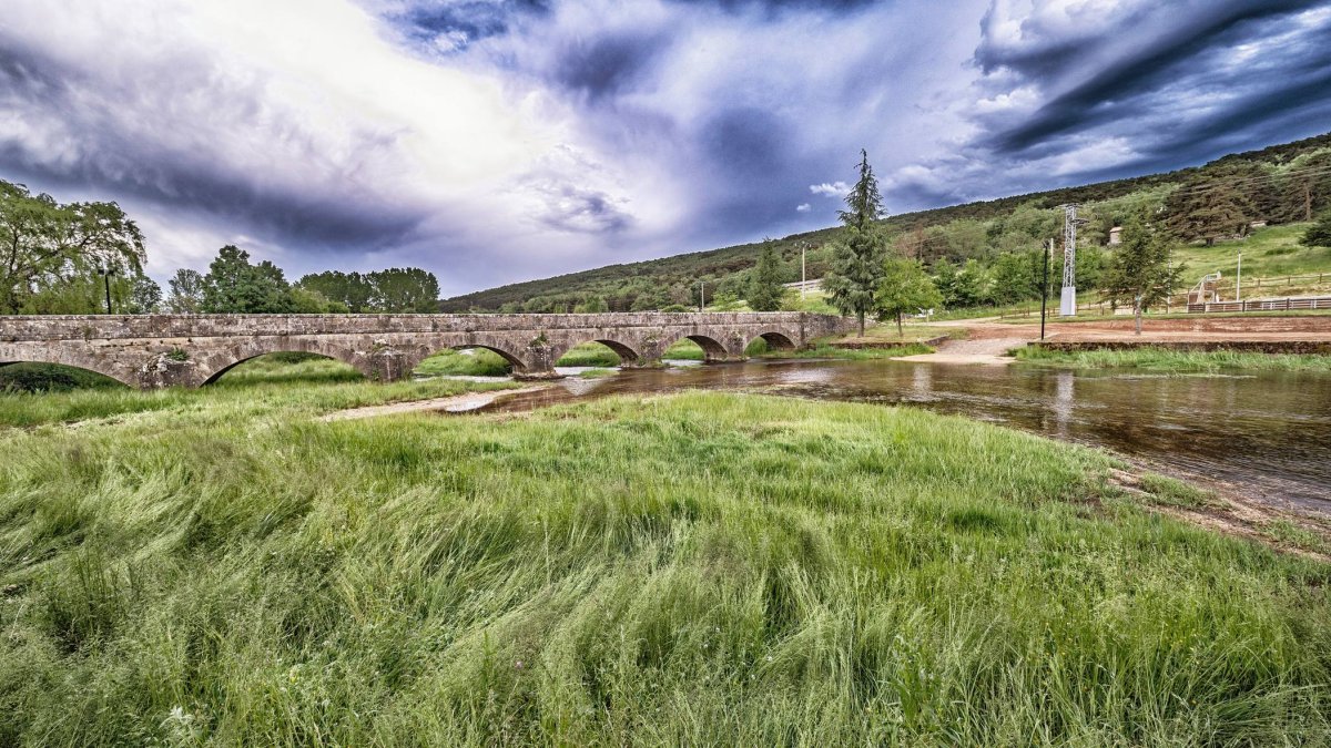 El puente de Salduero, con sus característicos arcos sobre el Duero, se integra en el paisaje de pinares que destaca National Geographic