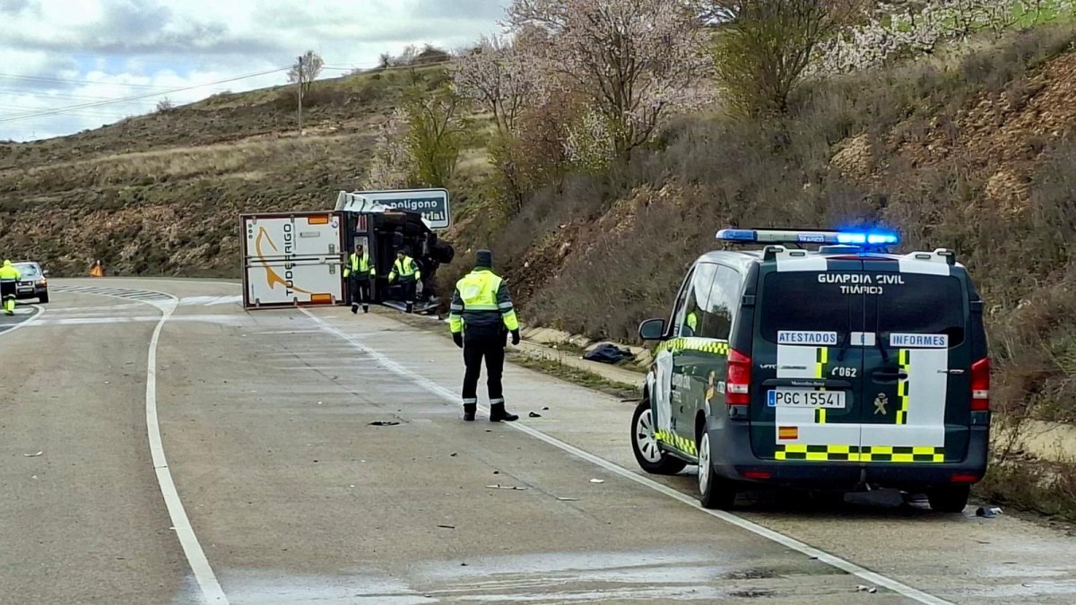 Una mujer ha fallecido en un accidente de tráfico al colisionar su vehículo con un camión.