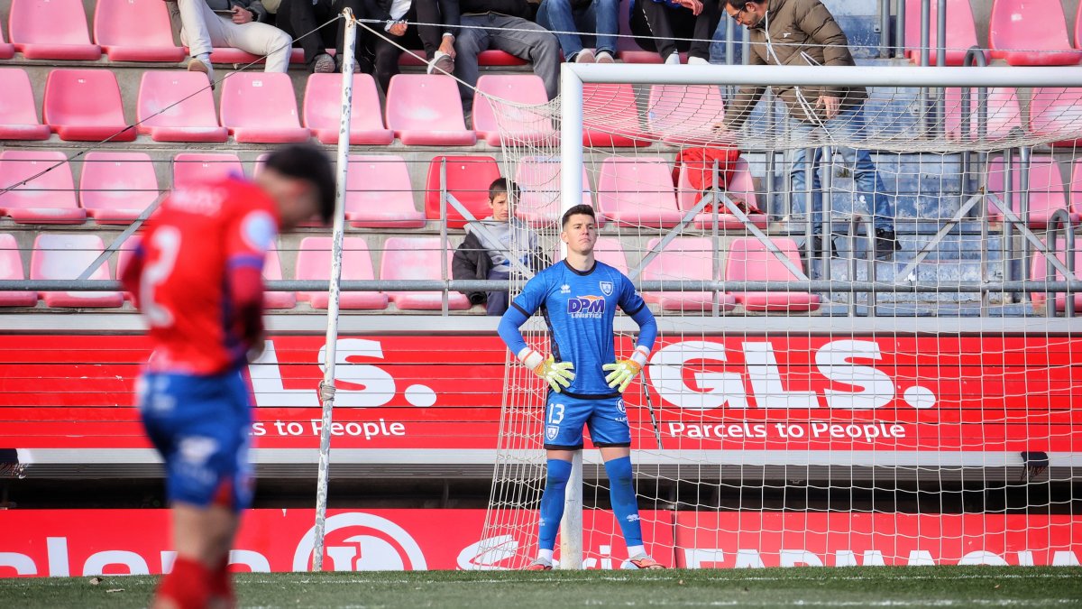 Iván Martínez muestra su decepción tras encajar uno de los goles de la Sarriana.