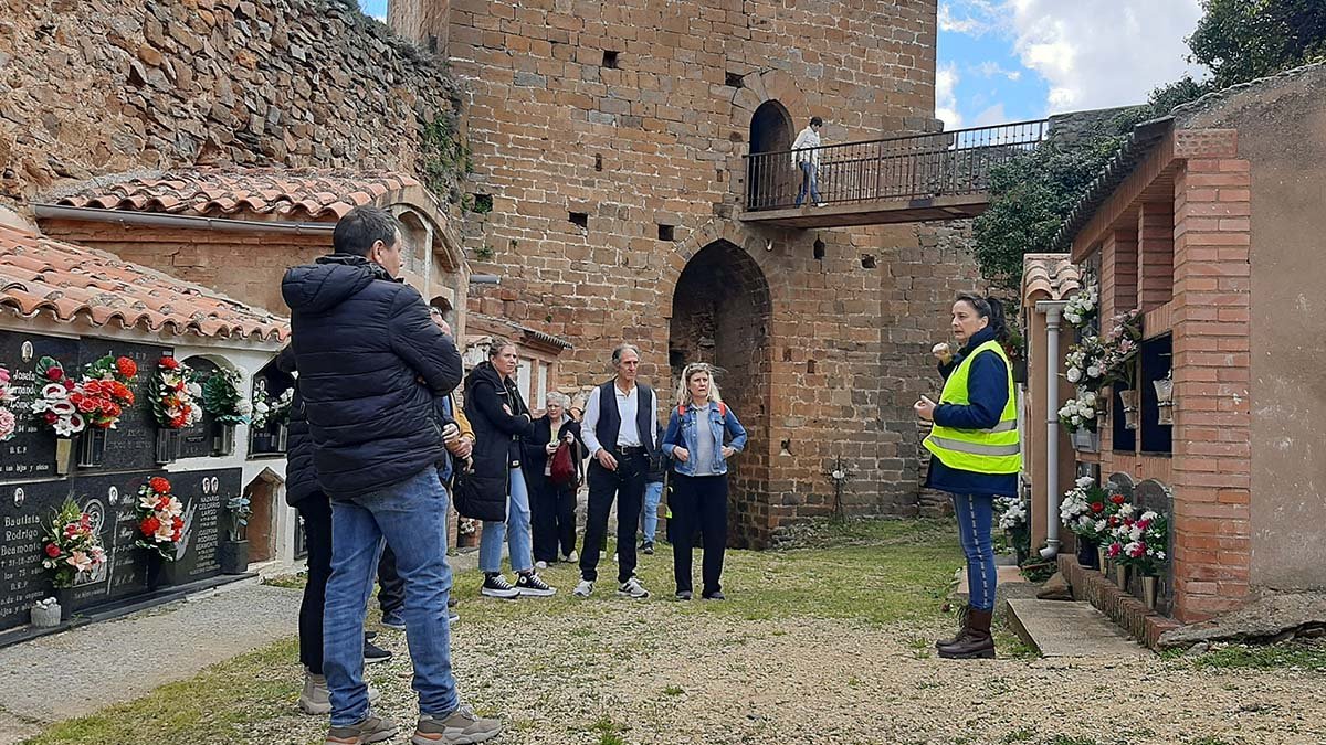 Visitantes en el castillo de Vozmediano (Soria) en una foto de archivo.
