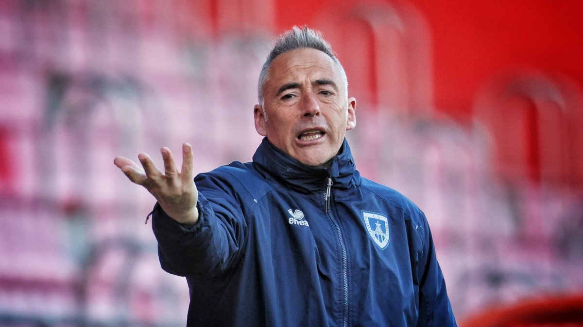 El entrenador del Numancia, Ángel Rodríguez, durante el encuentro ante la Sarriana.